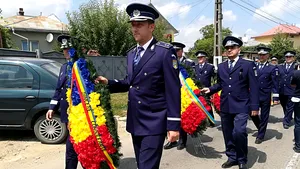 FOTO, VIDEO | Poliţistul ucis în gara din Burdujeni a fost înmormântat cu onoruri militare: Peste 2.000 de persoane, între care şi ministrul Carmen Dan, l-au condus pe ultimul drum
