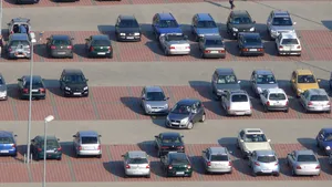 Accident cumplit în Roman. Pietoni loviţi de o femeie care făcea manevre să iasă cu maşina dintr-o parcare