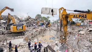 Autorităţile au încheiat căutările victimelor aflate în imobilul prăbuşit din Miami. Bilanţul total ajunge la 97 de morţi