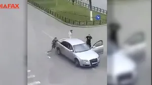 VIDEO | Scene şocante: bătaie în plină stradă între două grupuri rivale din Craiova. Zeci de poliţişti şi jandarmi au intervenit