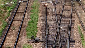 Trafic feroviar blocat între Sibiu şi Râmnicu Vâlcea, după ce un tren a lovit un tir bulgăresc. Cinci trenuri au fost anulate
