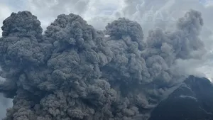 Indonezia ridică la nivel maxim ALERTA în zona Vulcanului Sinabung şi evacuează mii de oameni - VIDEO