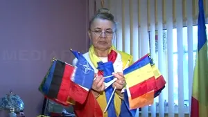 O femeie din Piteşti realizează manual steaguri, care au ajuns la Guvern şi la primării - FOTO