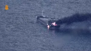 EXTERNE O navă de marfă lovită de o dronă rusească a luat foc în Marea Neagră. Cel puțin un mort și mai multe victime