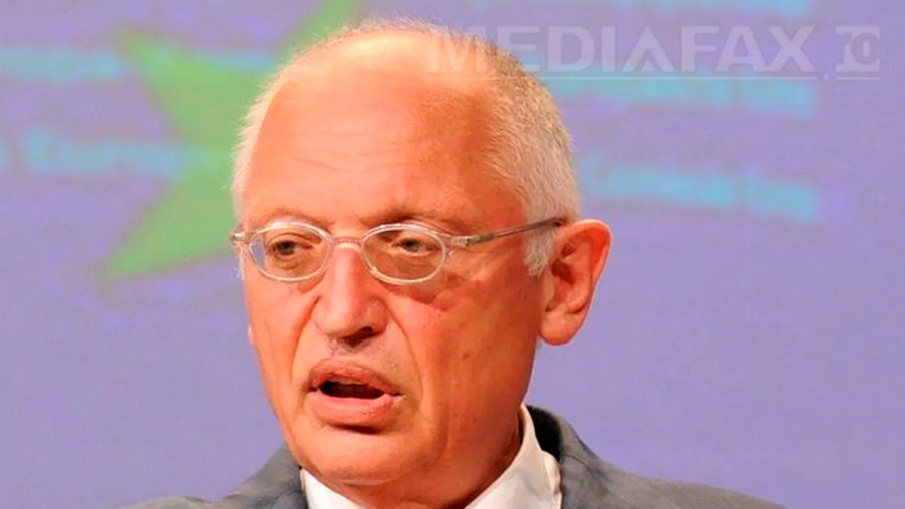 Bannere cu mesaje împotriva lui Gunter Verheugen, la ceremonia de decernare a titlului de Doctor Honoris Causa al UBB Cluj