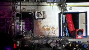 Un incendiu pornit de la o ghenă de gunoi a distrus două mașini și a afectat un bloc din Cluj Napoca