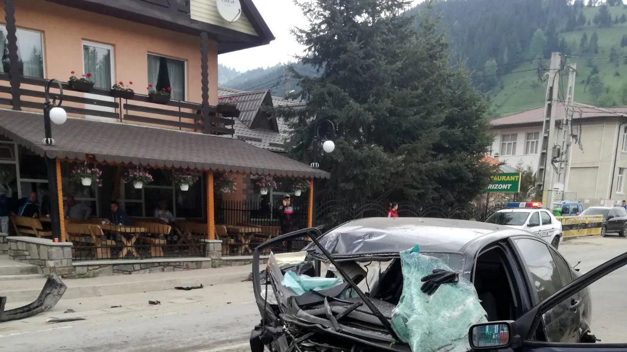 Accident grav în Neamţ. Un tânăr de 19 ani a murit după ce s-a izbit cu maşina de un parapet. FOTO