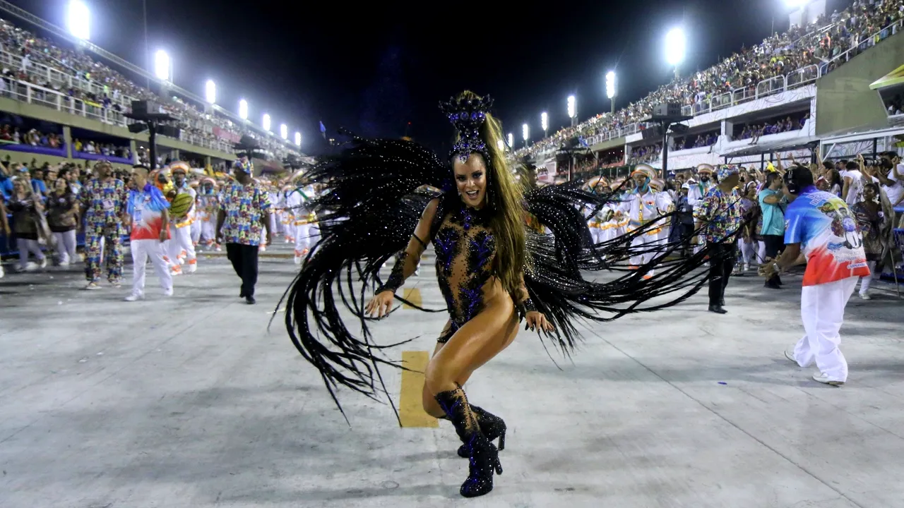 Carnavalul de la Rio: Defilarea şcolilor de samba - pene, paiete şi mesaje politice anticorupţie - FOTO incendiare