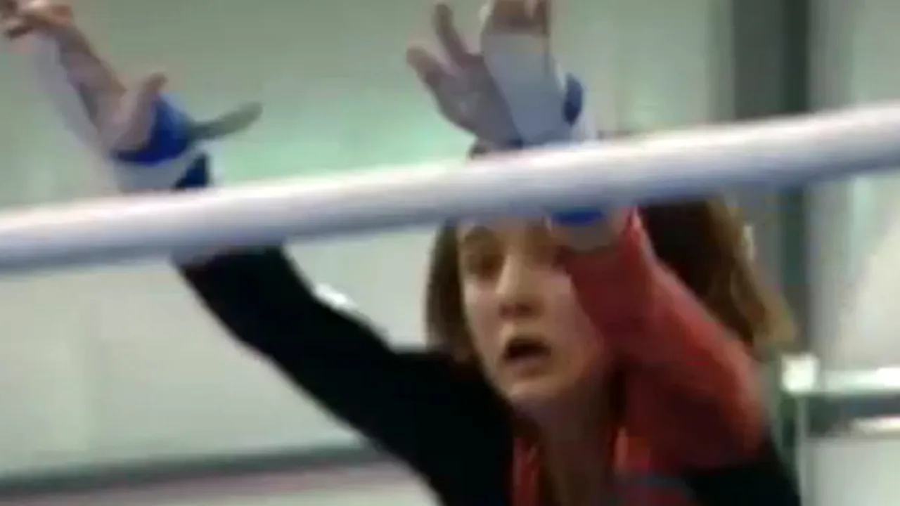 A uimit lumea gimnasticii, deşi NU POATE VEDEA. Povestea tinerei de 11 ani pe care boala nu o distinge de celelalte sportive - VIDEO