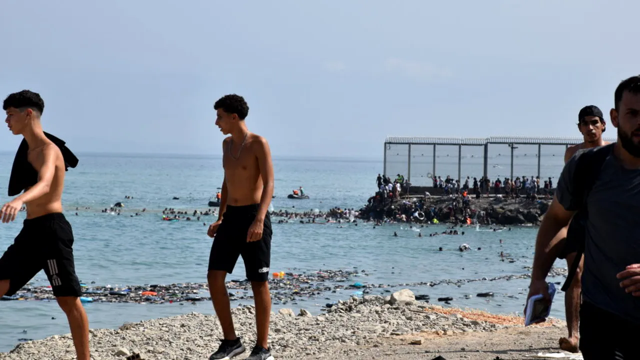 Criză în Ceuta. Doi minori migranți, răniți într-un atac cu cuțitul. Alertă sanitară pe o plajă
