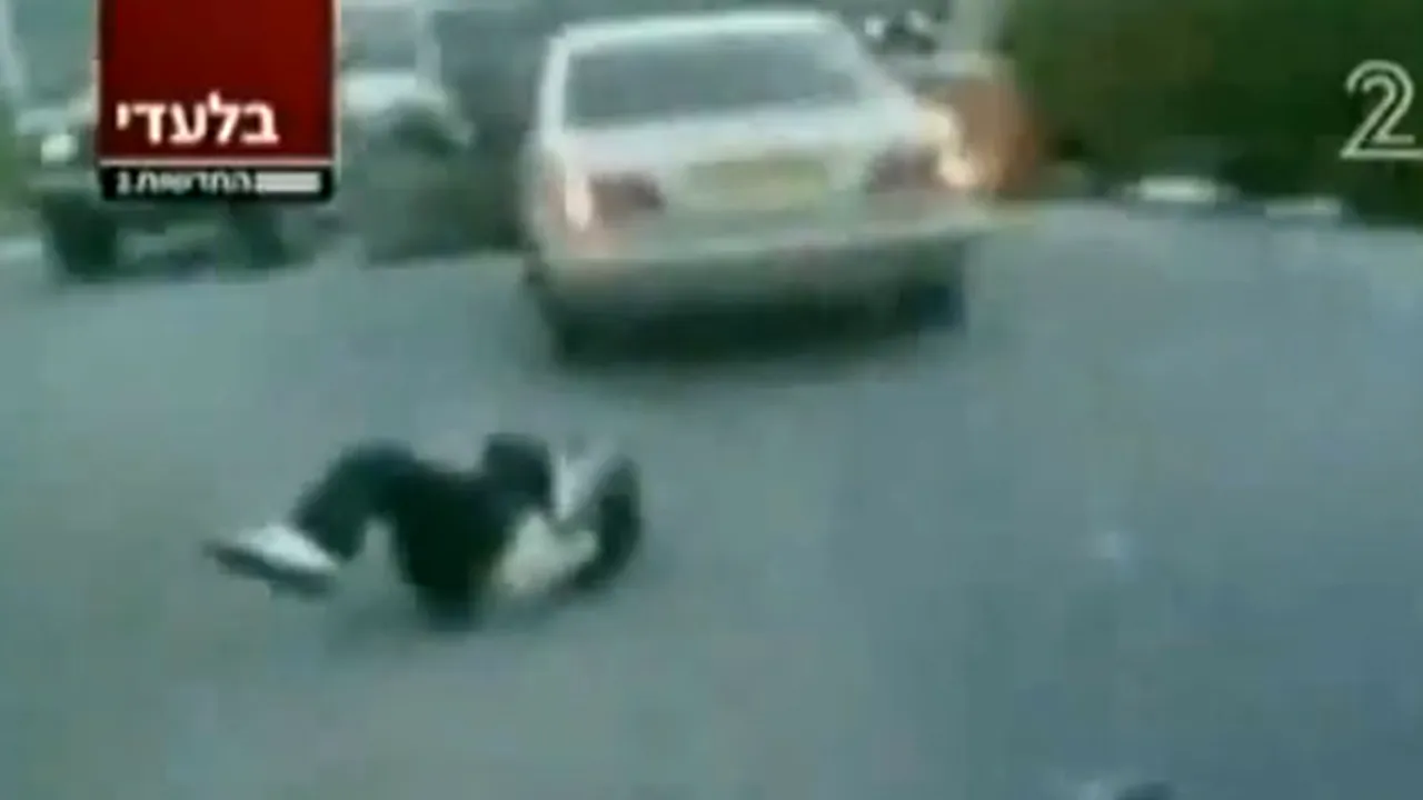 Vezi cum a trecut cu maşina peste cel care i-a înjunghiat soţia - VIDEO