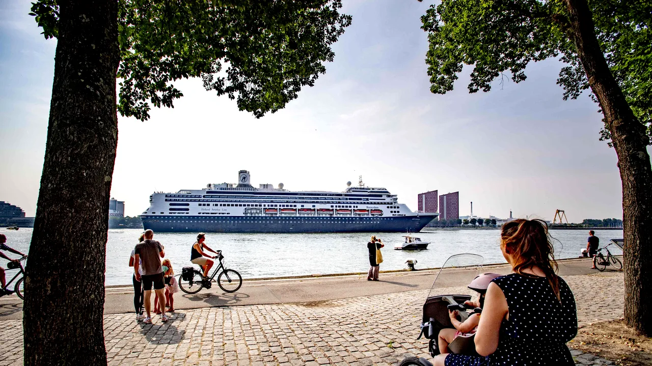 Din ce cauză Amsterdam interzice navele de croazieră. Hotărârea consiliului local îşi pune amprenta pe fluxul de turişti