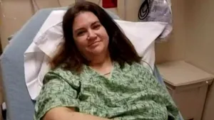 O femeie izolată de 3 săptămâni susţine că a luat coronavirusul de pe punga de cumpărături lăsată la uşa ei