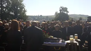 Sute de persoane au participat la funeraliile lui Ioan Gyuri Pascu / Preot: Dumnezeu a dorit să-şi facă, acolo sus, un alt Divertis - FOTO/VIDEO