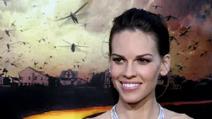 Oprah Winfrey i-a tăiat părul în direct lui Hilary Swank