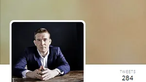 Romancierul englez David Mitchell a publicat o nuvelă pe Twitter, în şapte zile