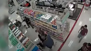 Bărbaţi care au refuzat să poarte maştile de protecţie, arestaţi după o bătaie cu agenţii de securitate ai unui magazin. VIDEO