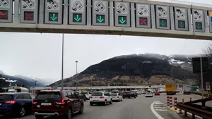 Zeci de români blocaţi în Italia, după ce hotelurile la care lucrau s-au închis, nu pot fi aduşi acasă. Au fost scoşi afară, în stradă