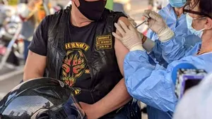 Buluc la drive-thru Bucureşti: un pacient vaccinat pe minut. „Pe motocicletă, cu bicileta, chiar şi cu taxi-ul...”