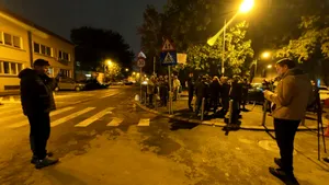 „Călin Georgescu este patriot”. În jur de 100 de susținători scandează la Arestul Central