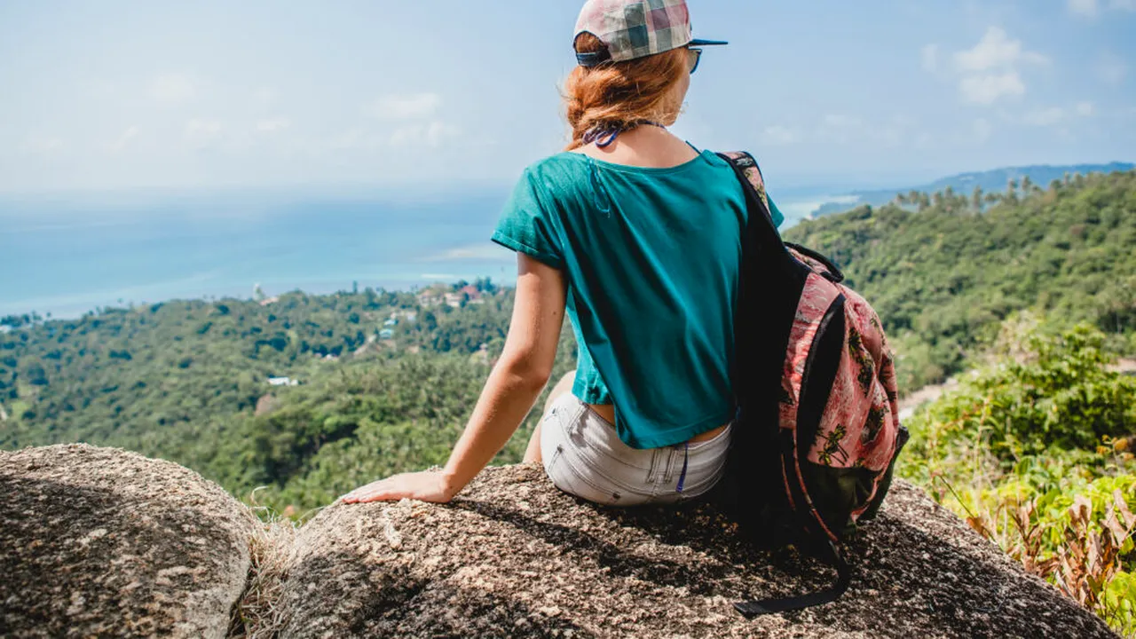 De ce să rezervi cameră dublă chiar și când călătorești singur. Trucul pe care puțini îl știu