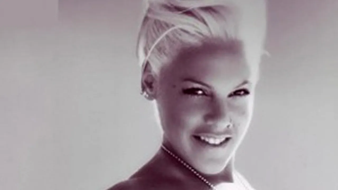 Pink a pozat topless pentru un album fotografic realizat de Bryan Adams - FOTO