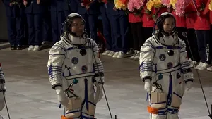 Astronauţii chinezi au revenit pe Pământ după cea mai lungă misiune spaţială  