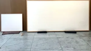 Inedit: Un artist a primit zeci de mii de dolari pentru o lucrare, dar a livrat două cadre goale pe care le-a numit 