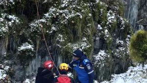 Misiune de salvare în Munții Apuseni. Doi turiști francezi au rămas blocați pe o stâncă