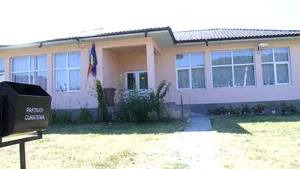 Fosa septică de la şcoala din Buda, în care a murit un copil de 3 ani, închisă cu două lacăte/ VIDEO