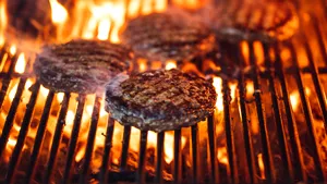 (P) Iată cum şi-a căpătat hamburgerul numele