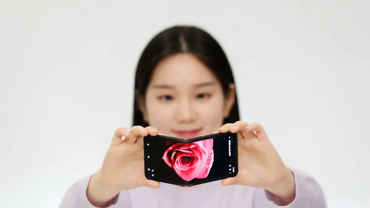 Samsung revoluţionează telefoanele pliabile: ecranul OLED In&Out Flip deschide noi orizonturi către telefoane pliabile mai subţiri şi mai uşoare