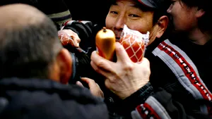 Două corturi, amplasate în faţa Ambasadei Chinei
