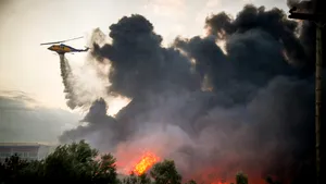 Grecia. Incendiile fac ravagii în apropierea Atenei. Sute de pompieri intervin pentru stingerea lor în condiții de vânt puternic