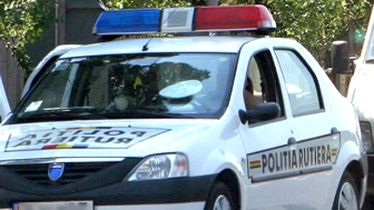 Poliţiştii sibieni pun machete ale maşinilor Poliţiei pe DN1 şi DN7