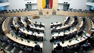 Urale şi aplauze în Parlamentul lituanian. Ţara sărbătoreşte 33 de ani de independenţă faţă de URSS