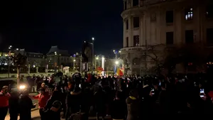 O noapte de proteste faţă de noile restricţii. Sute de oameni au ieşit pe străzi în Bucureşti şi alte oraşe din ţară