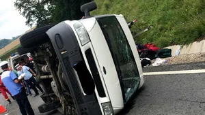 Patru persoane rănite, după ce un microbuz s-a răsturnat în judeţul Sibiu