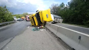 Cisternă cu încărcătură periculoasă, răsturnată în Olt. Circulaţia, restricţionată/ Garda de Mediu, la faţa locului| FOTO
