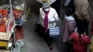 Două ore nu sunt de ajuns pentru vârstnici, care cer să stea mai mult afară. „Pierdem timp la coadă, la tramvai”