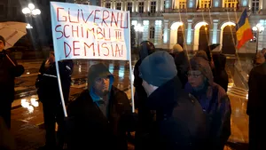 FOTO A opta zi de proteste în ţară. La Cluj-Napoca, Sibiu şi Iaşi, protestatarii au ieşit în stradă în ciuda ploii şi ninsorii