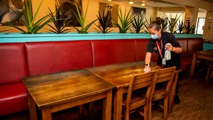 Redeschiderea restaurantelor, urmărită de HoReCa şi de clienţi. De luni, bucureştenii pot lua masa în oraş