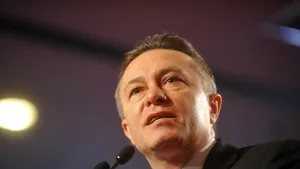 Diaconescu şi-a retras candidatura şi a anunţat că îl sprijină pe Geoană