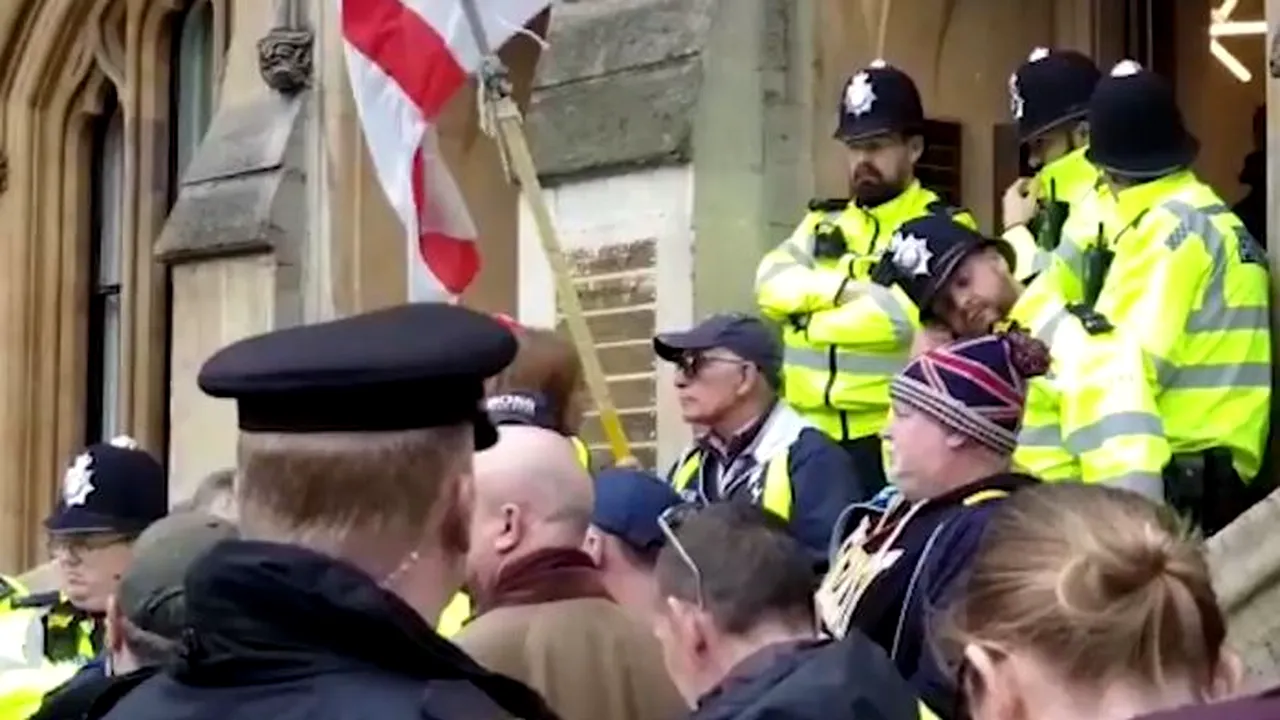 Protestatari în veste galbene au invadat sediul Procuraturii Generale a Marii Britanii | VIDEO