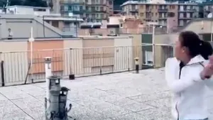 Imagini virale. Două fete au cucerit internetul, după ce s-au filmat cum joacă tenis pe acoperiş 