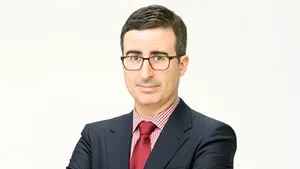 John Oliver: Trebuie să ne mărim testele masiv şi imediat, ca să ne întoarcem în lumea cu sport, restaurante, îmbrăţişări şi respingerea invitaţiilor la petrecere pentru că plouă