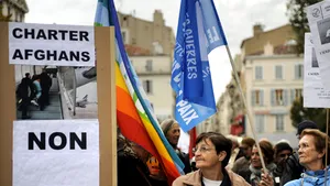 Peste 40 la sută dintre francezi se opun repatrierii imigranţilor ilegali afgani