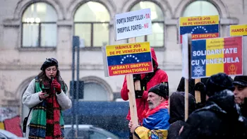 GALERIE FOTO Manifestație pro-Venezuela în Piața Universității. A participat și fiica Elenei Lasconi: „Trump, nu uita că planeta nu te vrea”