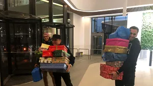 Ce este fenomenul Shoebox din preajma Crăciunului şi cum reuşesc voluntarii să strângă mii de CUTII de pantofi pentru a le oferi în dar - FOTO