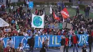 Mii de protestatari s-au adunat la Roma în timpul Summitului G-20. Manifestanţii au cerut soluţii adaptate la schimbările climatice